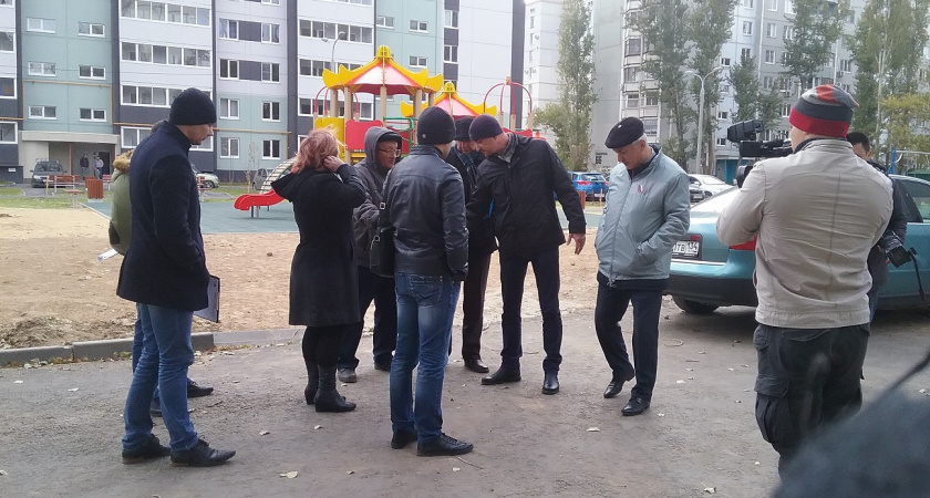 В Волгограде активисты ОНФ проверили качество асфальта возле новостройки на Космонавтов