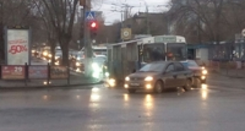 На севере Волгограда автоледи на иномарке подрезала троллейбус 