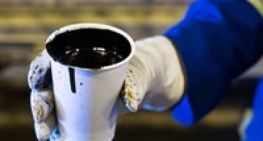 Под Волгоградом перевернулась фура с нефтью 