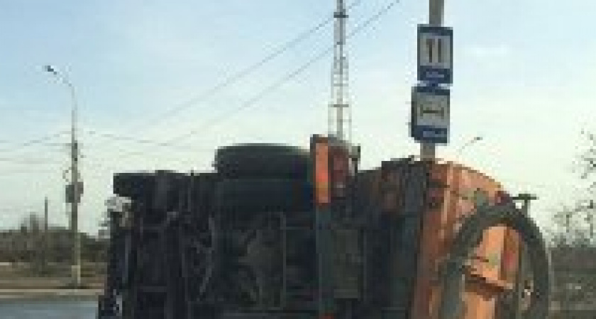 В Волгограде у Мамаева кургана перевернулась КДМ на базе КАМАЗа
