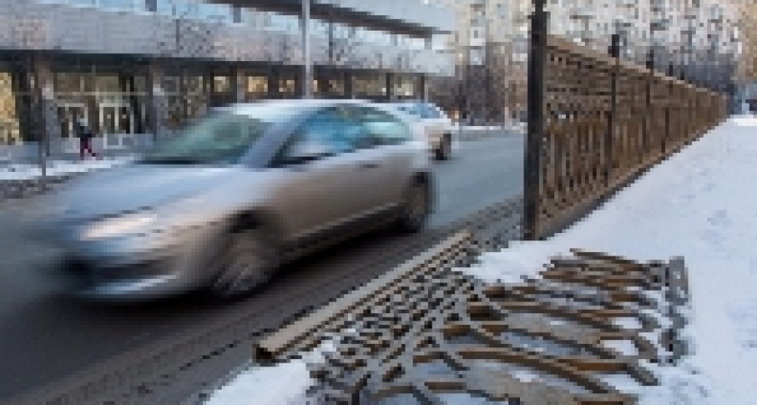 В центре Волгограда внедорожник снес шесть секций ограды проспекта Ленина