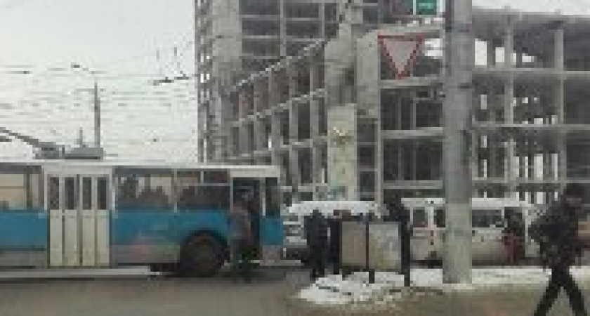 В Волгограде маршрутка протаранила троллейбус