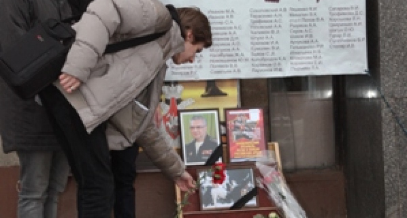 В Волгограде возложили цветы в память о погибших в авиакатастрофе 