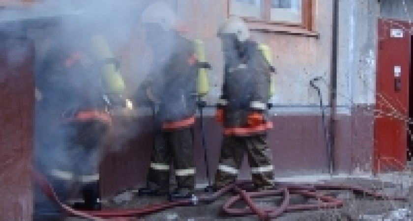 В Волгограде в многоэтажном доме загорелся подвал из-за сварочных работ