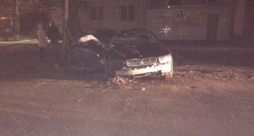 В Волгограде водитель на BMW врезался в столб: один человек погиб