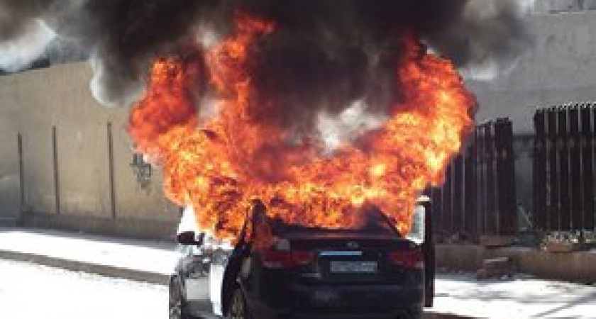 Под Волгоградом сожгли иномарку