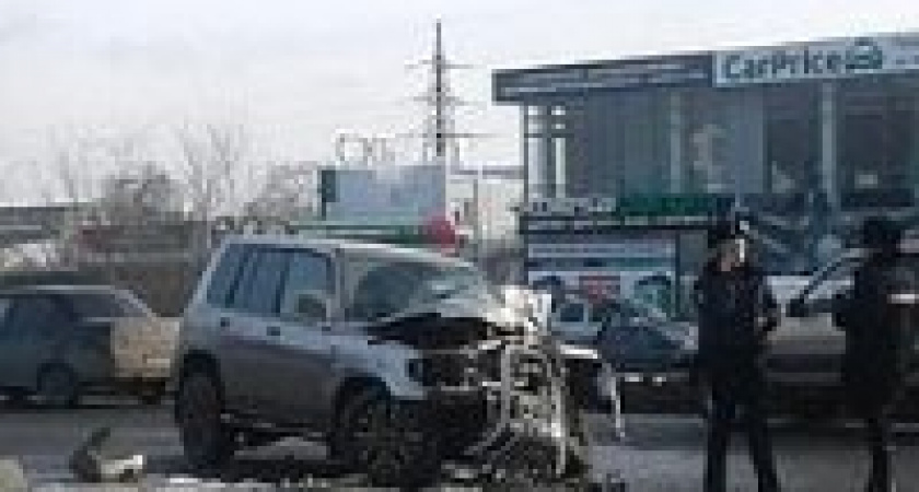 В Волгограде внедорожник протаранил рекламную конструкцию