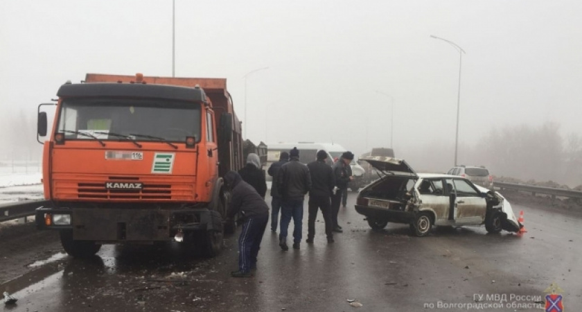 В поселке Гумрак столкнулись КАМАЗ и маршрутные такси