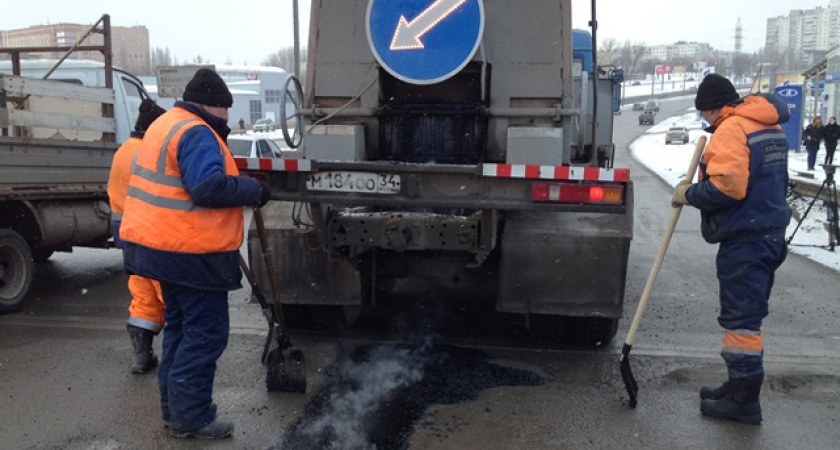 В Волгограде с начала года отремонтировали  около 700 квадратных метров дорог