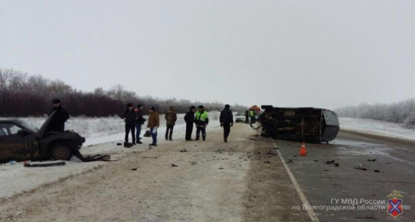 Под Волгоградом в ДТП погиб водитель ВАЗа, шесть человека пострадали