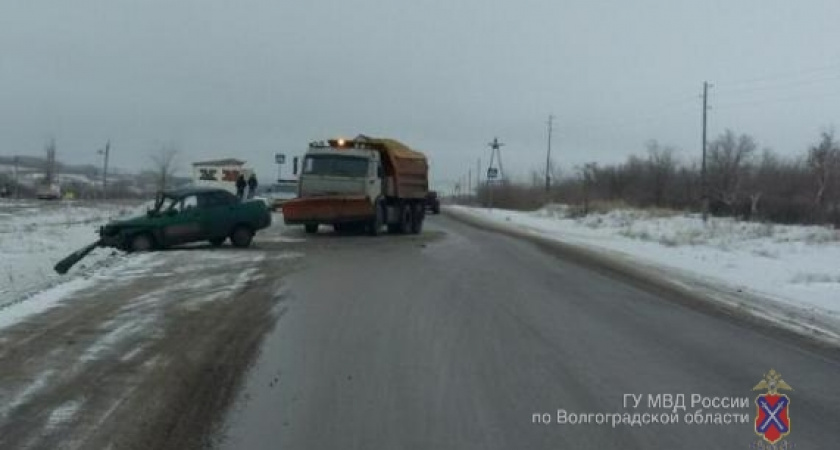 Под Волгоградом ВАЗ влетел в КАМАЗ: пострадал водитель легковушки