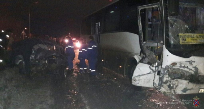 Под Волгоградом ВАЗ протаранил автобус Hyundai