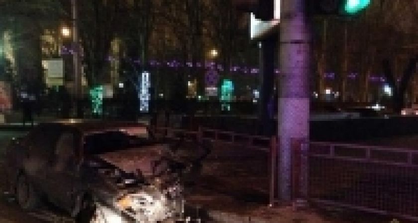 В Волгограде иномарка, пролетев на красный, протаранила «Ладу»