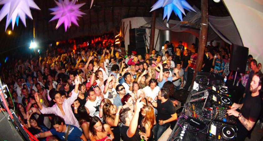 Россияне находились в мексиканском клубе, где были убиты пять человек