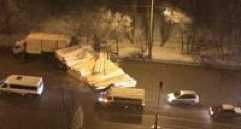 В Волгограде магистраль перекрыли доски, высыпавшиеся из КамАЗа