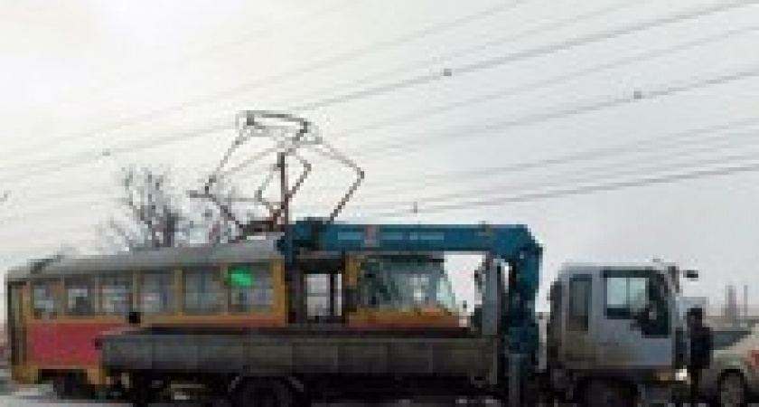 На юге Волгограда грузовик повредил кабину трамвая