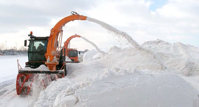 В Волгограде на очистку дорог от снега вышло 80 единиц спецтехники