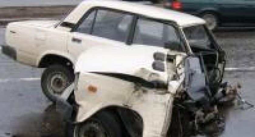 В Волгограде в ДТП машину разорвало пополам