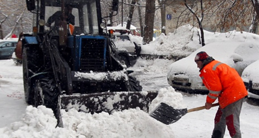 Волгоградские дорожники вышли на уборку снега