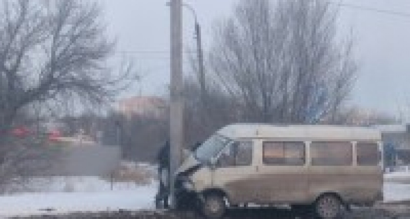 В Волгограде маршрутное такси протаранило столб на Горной поляне 
