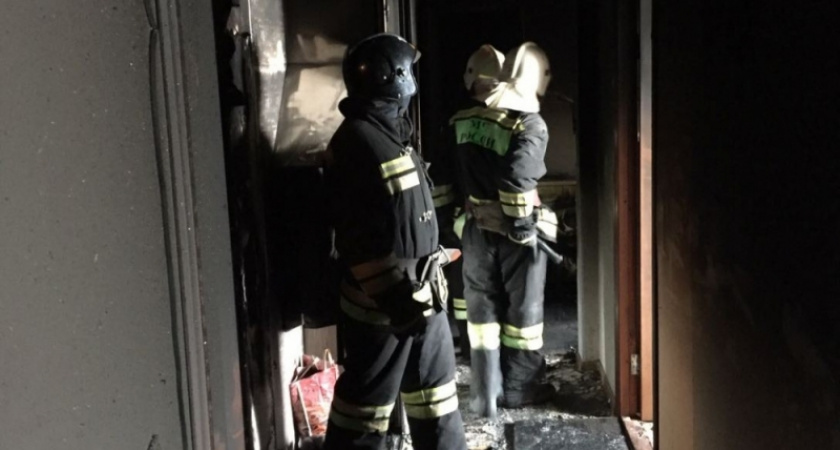 В Волгограде сотрудники МЧС спасли из горящей квартиры пять человек