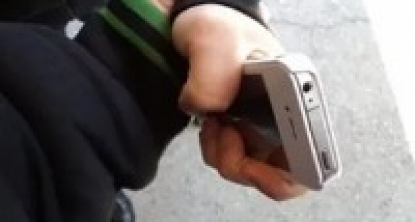 В Волгограде трое парней похитили у 17-летнего подростка мобильный телефон