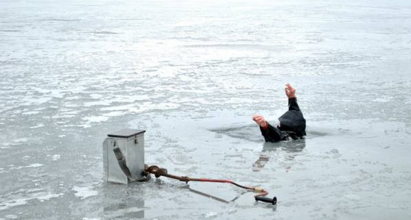 В Волгограде под лёд провалились два рыбака