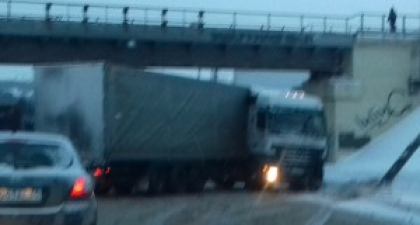 В Волгограде большегруз повалил столб и парализовал движение