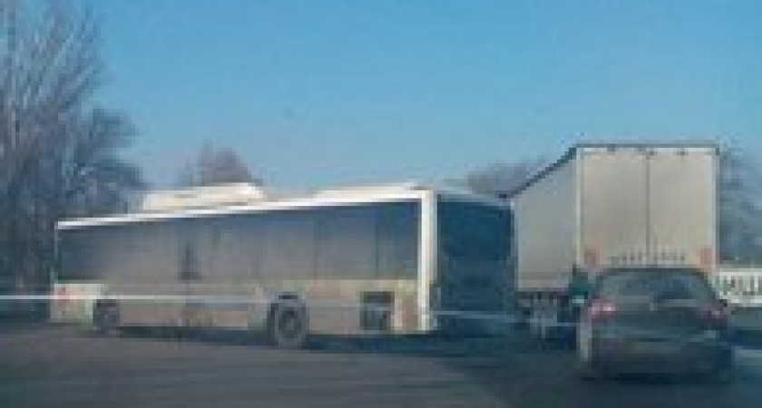 В Волгограде пассажирский автобус протаранил ВАЗ-2114