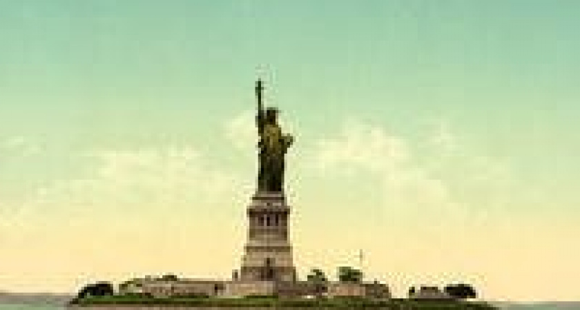 Статую Свободы в Нью-Йорке «украсили» приветствием для беженцев