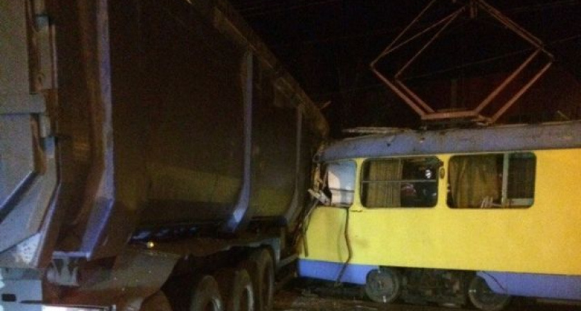 В центре Волгограде грузовик протаранил спецвагон трамвая