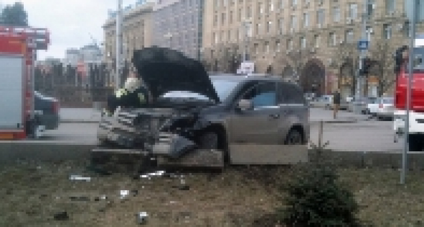 В Волгограде внедорожник протаранил гранитный парапет на проспекте Ленина