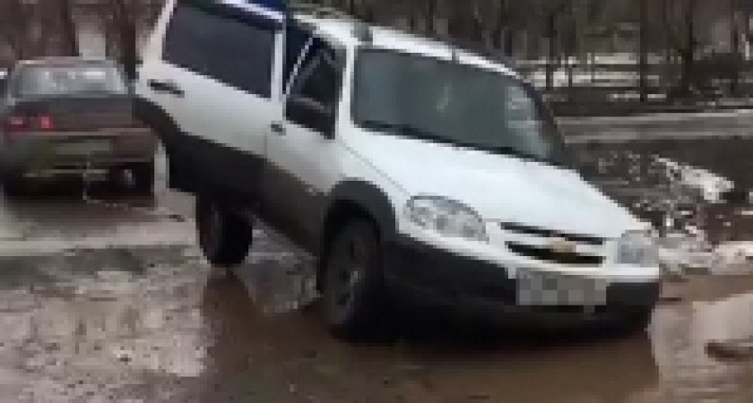 В Волгограде внедорожник провалился в яму