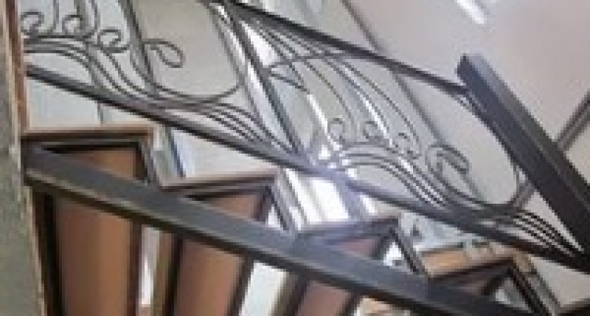 Двое волгоградцев сдали на металлолом 20 межэтажных металлических решеток