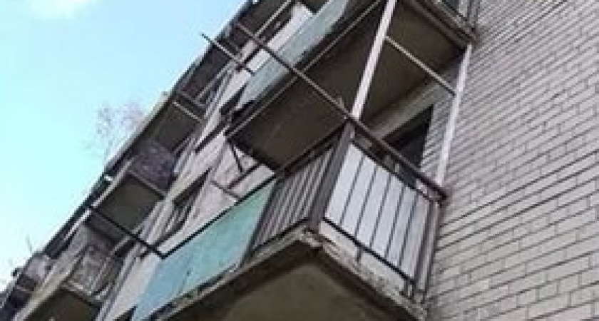 На севере Волгограда мужчина выжил после падения с 5-го этажа