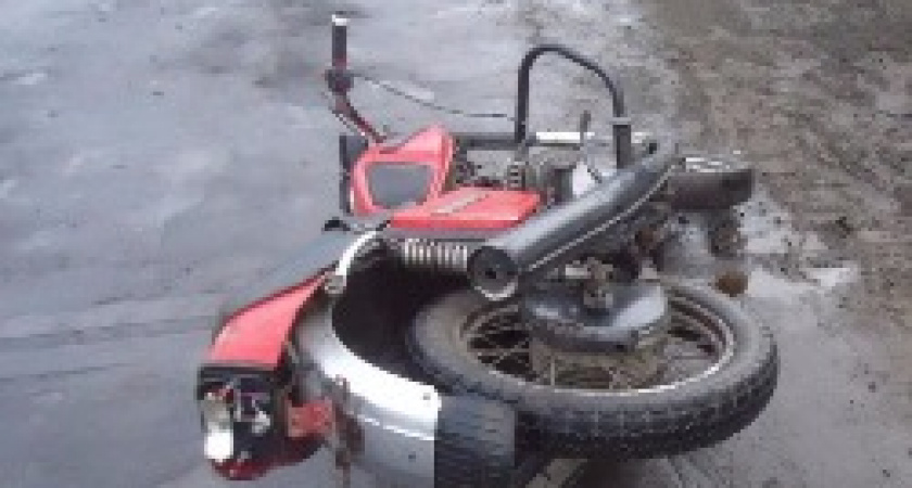 На севере Волгограда перевернулся мотоцикл: двое пострадавших