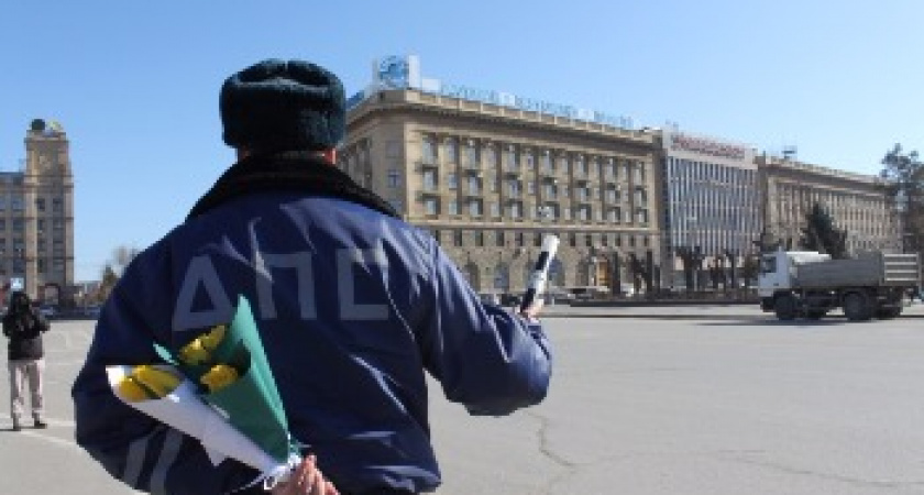 В Волгограде на дорогах дежурил «цветочный патруль»