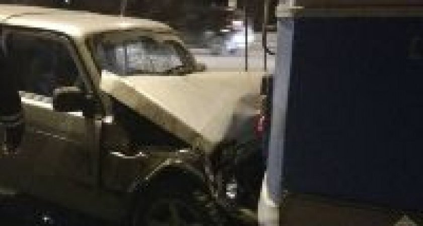 В Волгограде «Нива» врезалась в троллейбус