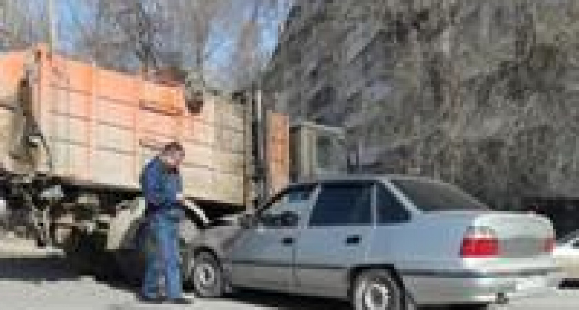 В Волгограде столкнулись мусоровоз и «Дэу-Нексия»