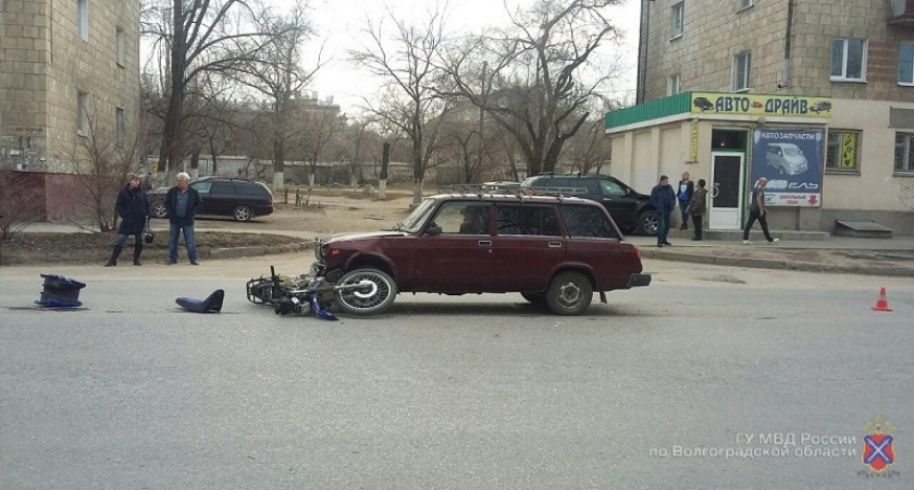 На севере Волгограда мотоцикл влетел в ВАЗ: двое пострадавших