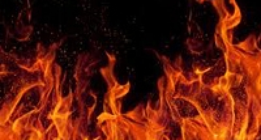 В Волгограде сгорело здание бывшего учебного центра 