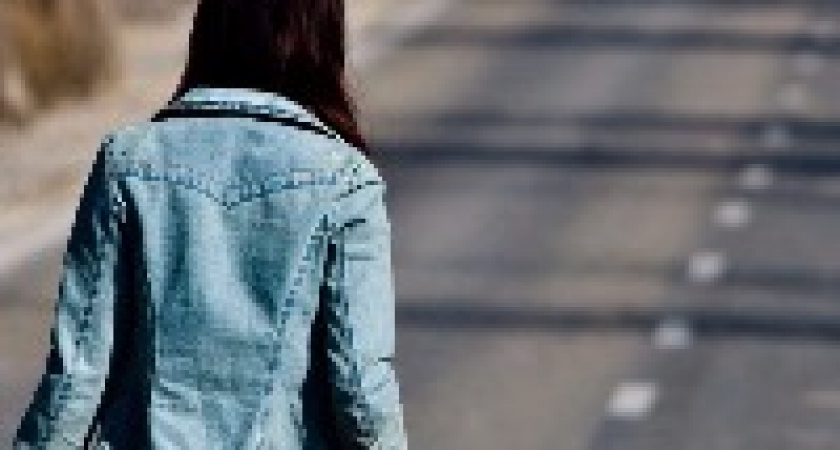 Под Волгоградом водитель сбил пьяную женщину и скрылся с места ДТП