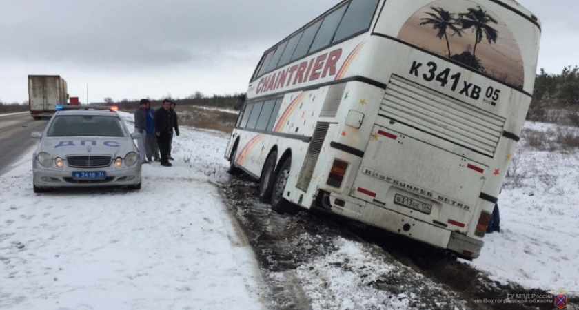 Под Волгоградом пассажирский автобус слетел в кювет
