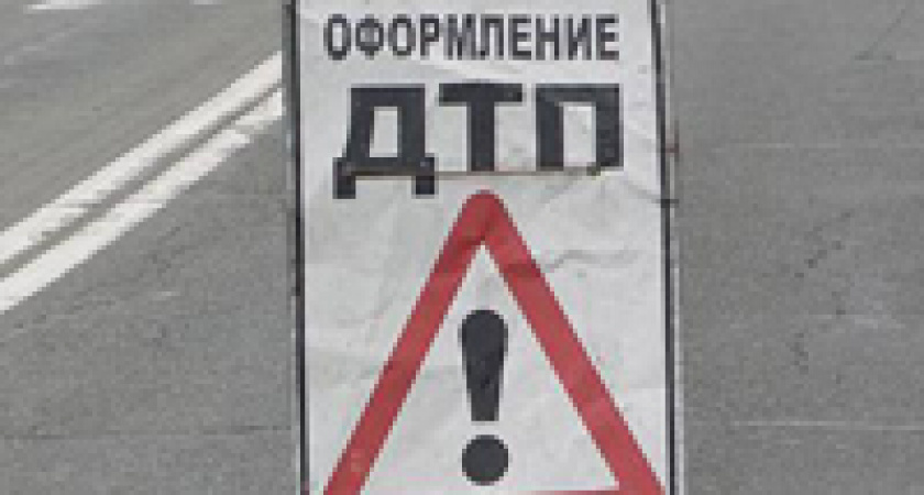 На севере Волгограда иномарка влетела в столб