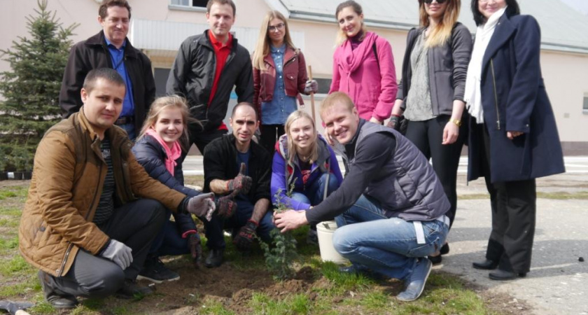 Молодые железнодорожники Волгоградского региона посадили 30 деревьев и сдали более 350 кг макулатуры