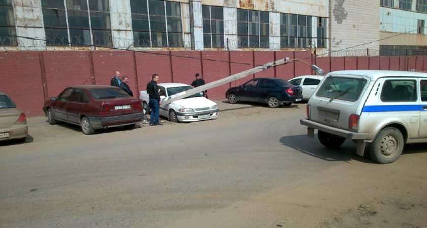 На севере Волгограда фонарный столб рухнул на легковой автомобиль