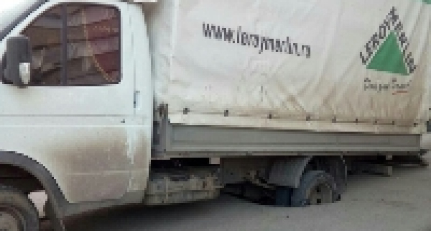 В Волгограде грузовик угодил в яму