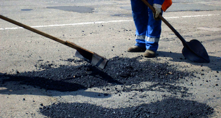 В Волгограде на проезде Дорожников началось восстановление полотна