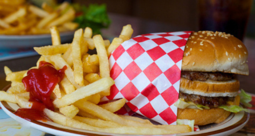 Минздрав предлагает ограничить рекламу фастфуда