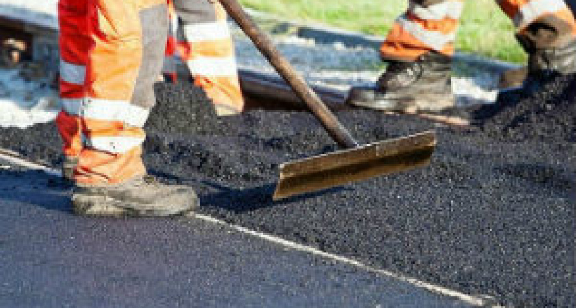 В Волгограде на улице Кубанской приступили к асфальтированию дороги